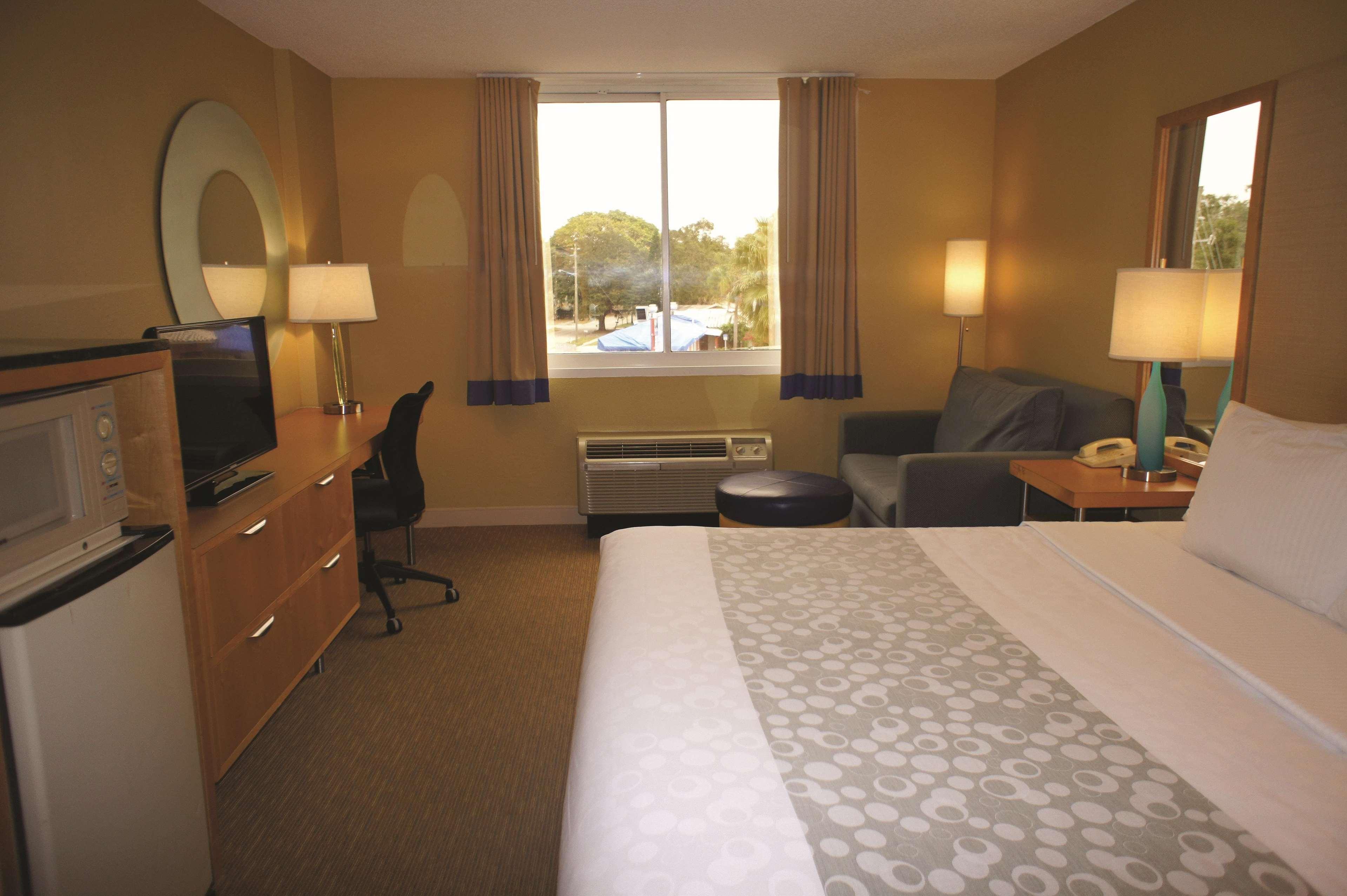 La Quinta By Wyndham Sarasota Downtown Hotel Exterior photo