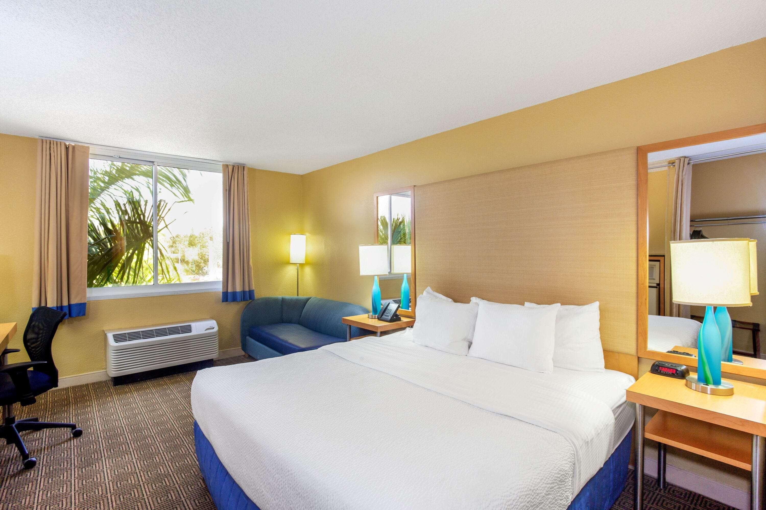 La Quinta By Wyndham Sarasota Downtown Hotel Exterior photo
