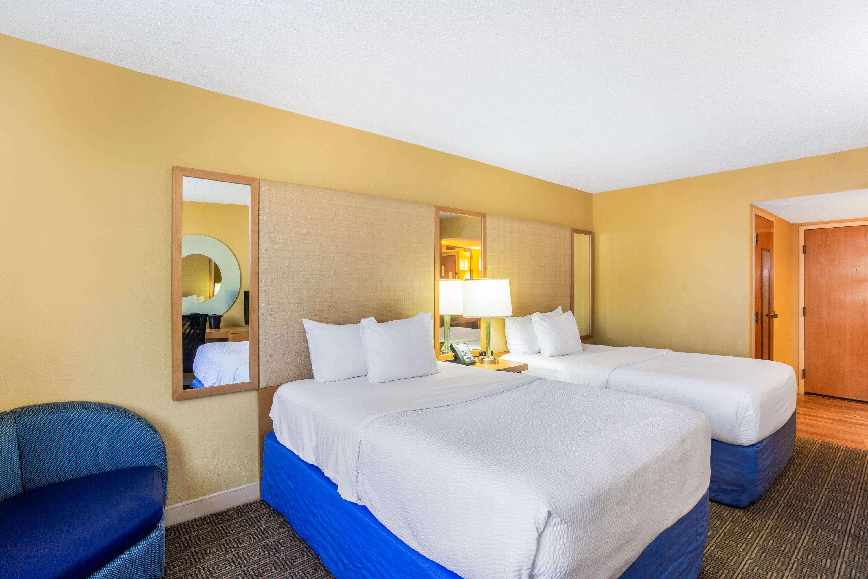 La Quinta By Wyndham Sarasota Downtown Hotel Exterior photo