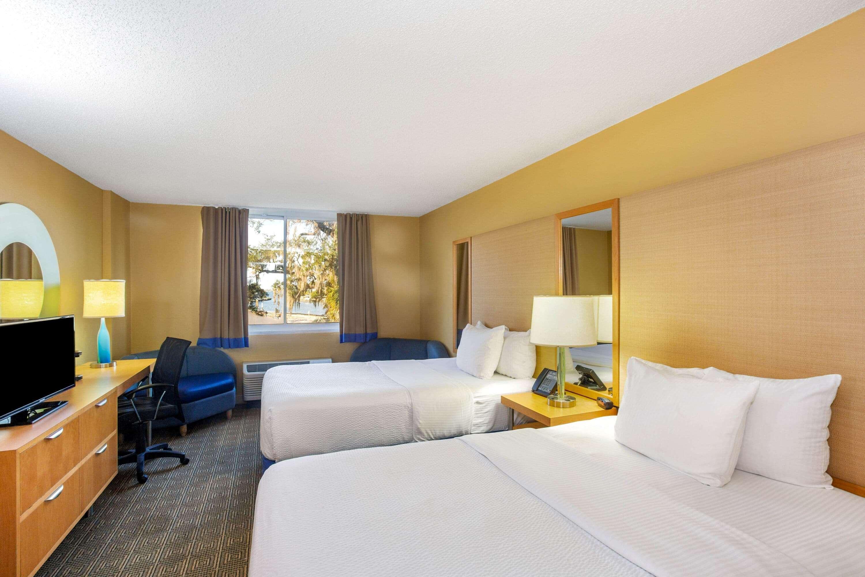 La Quinta By Wyndham Sarasota Downtown Hotel Exterior photo