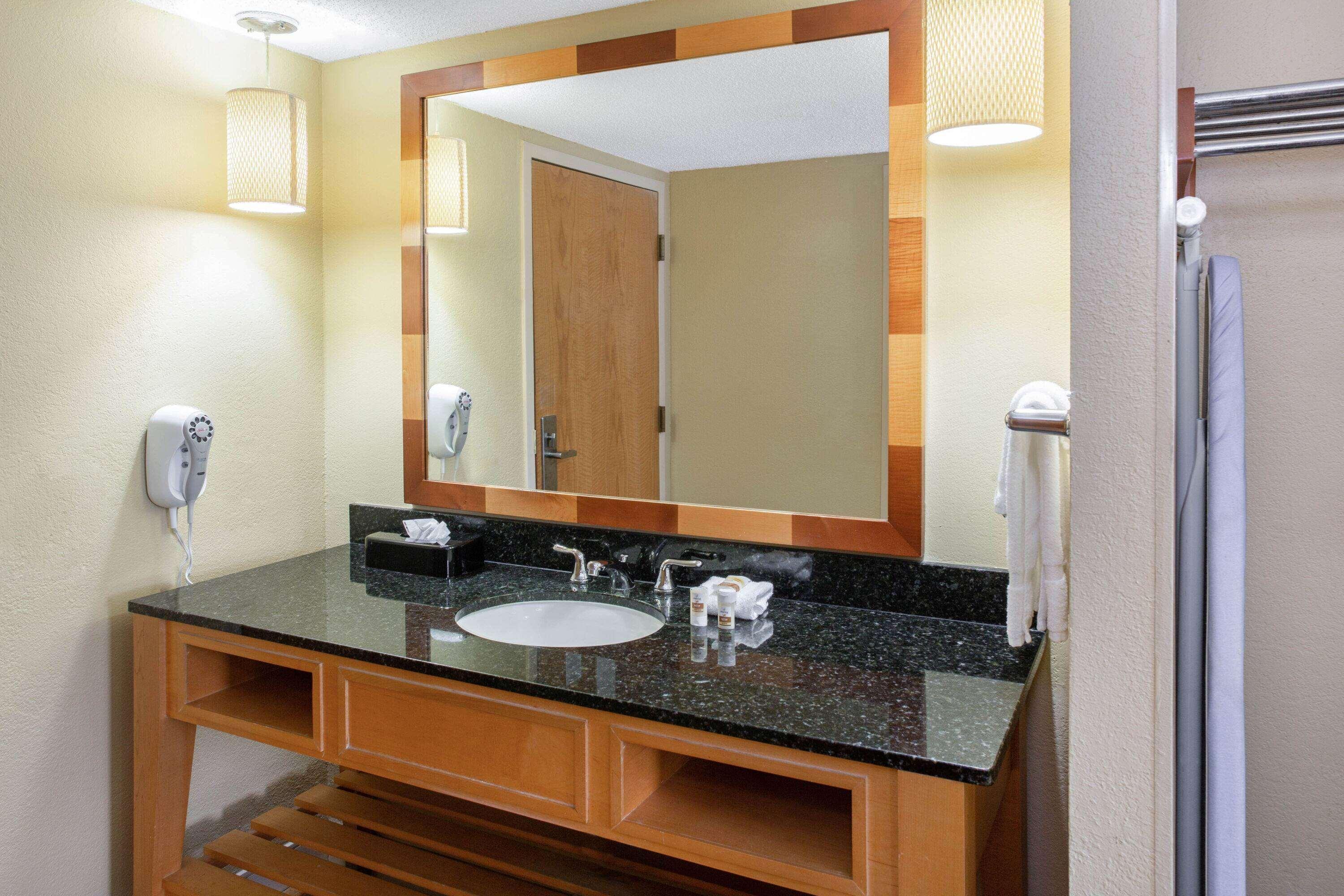 La Quinta By Wyndham Sarasota Downtown Hotel Exterior photo