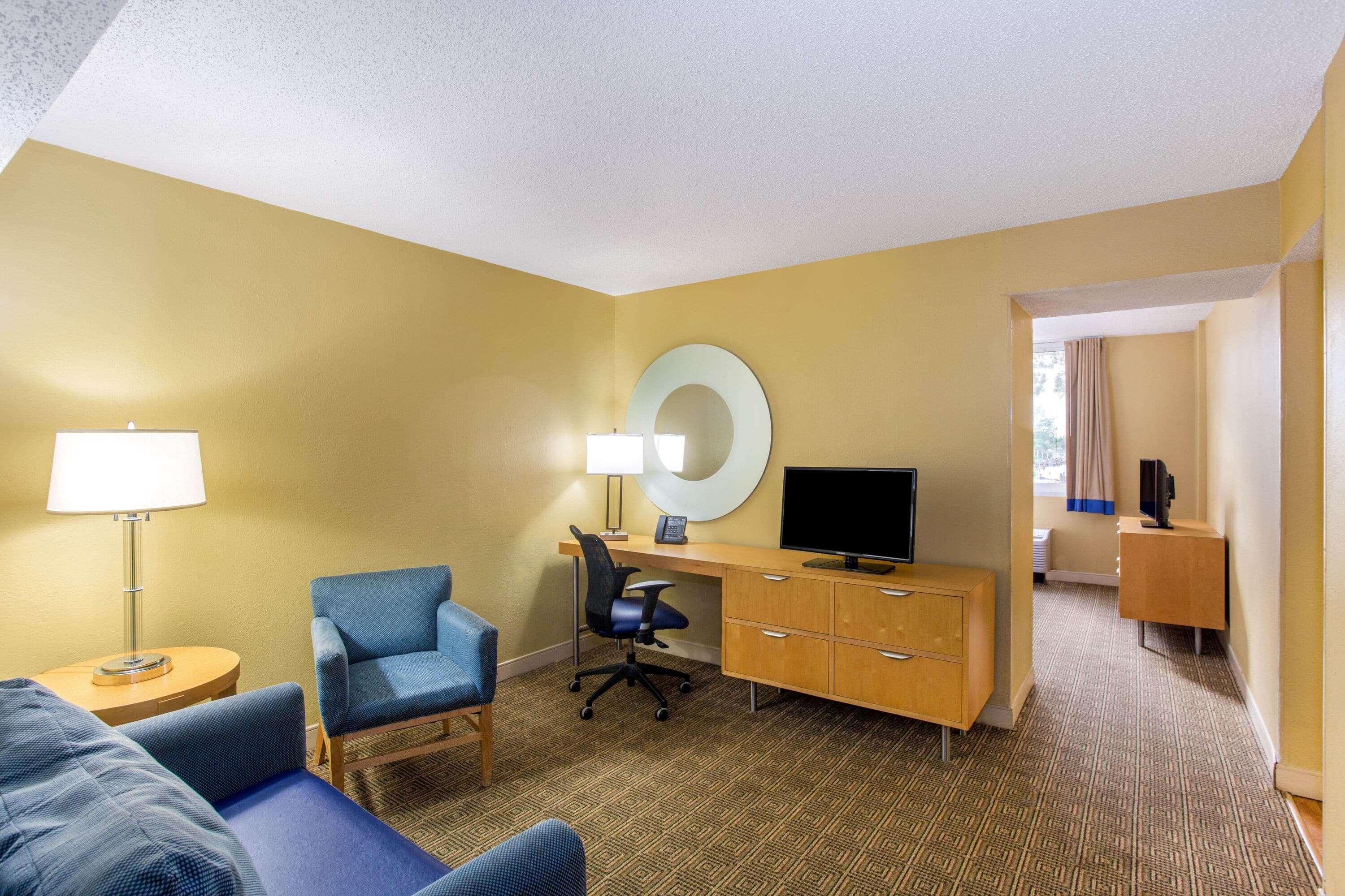 La Quinta By Wyndham Sarasota Downtown Hotel Exterior photo