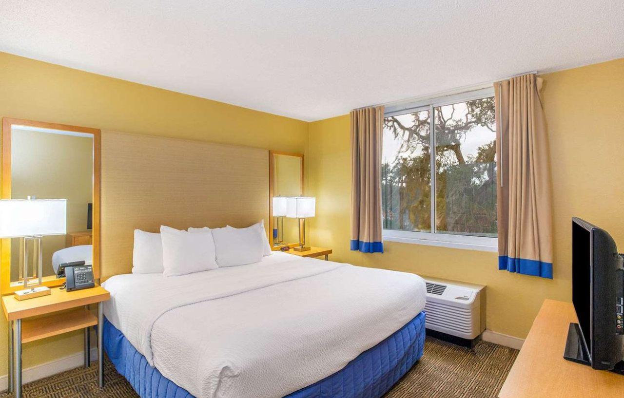 La Quinta By Wyndham Sarasota Downtown Hotel Exterior photo